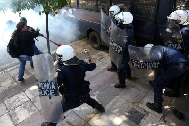H ΕΛ.ΑΣ κινηματογραφεί τις επιθέσεις στα ΜΑΤ